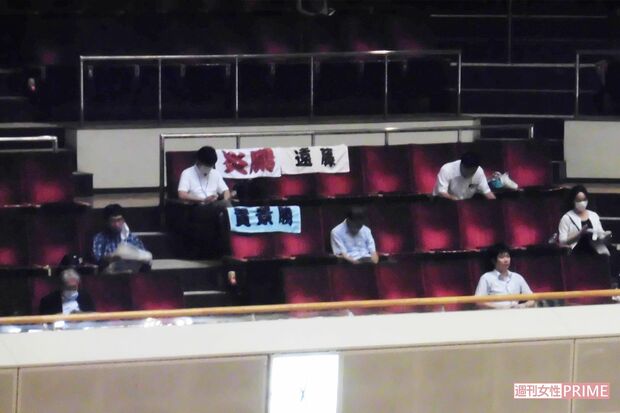 令和2年大相撲7月場所。イス席もソーシャルディスタンス（筆者撮影）