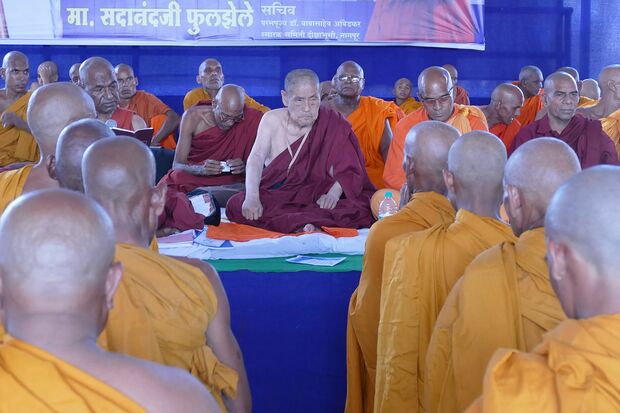 剃りたての頭に新しい僧衣を身につけた“新人坊主”たちを前にして、眼光鋭くひとりひとりの顔を見つめる佐々井さん　撮影／白石あづさ