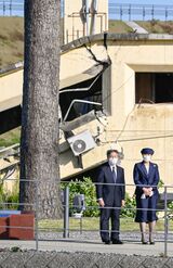 高さ約27メートル。奇跡の一本松を見上げられるおふたり。陛下は「ずいぶん高いところまで波がきているんですね」、雅子さまは「どうしてこの一本松だけが残ったのでしょうね」と話された　撮影／JMPA