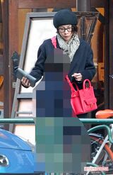 息子との「デート」に出かけた竹内結子さん（2014年2月2日）