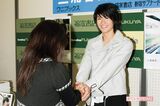 ファースト写真集の握手会で。握手会ではファンひとりひとりと丁寧に接し予定時間をオーバーすることも（'07年撮影）撮影／週刊女性写真班