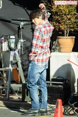 主演映画のスタッフと楽しそうに話す山田涼介