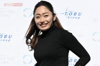 安藤美姫 16歳教え子と“禁断の手つなぎ”USJデート報道、「お尻を触り合う」過剰スキンシップに《変な話…