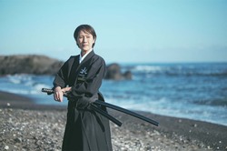 見事な刀捌きで「この女性誰!?」の声続々── JT新CMで柳楽優弥と共演の殺陣師・香純恭さんに迫る
