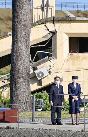 高さ約27メートル。奇跡の一本松を見上げられるおふたり。陛下は「ずいぶん高いところまで波がきているんですね」、雅子さまは「どうしてこの一本松だけが残ったのでしょうね」と話された　撮影／JMPA