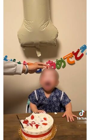泣きじゃくる幼児の頭の上にイチゴを乗せる悪ノリも(母親のTikTokより)