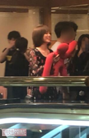 ぬいぐるみを抱きしめはしゃぐ本田翼('18年)