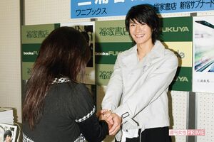 ファースト写真集の握手会で。握手会ではファンひとりひとりと丁寧に接し予定時間をオーバーすることも（'07年撮影）撮影／週刊女性写真班