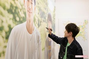 3月25日、会場にふたりの姿が。特大パネルにサインを入れたり、木彫りのチャウチャウを抱き上げたり。さらには、フォトスポットでの撮影など終始、仲よし＆楽しそうでした