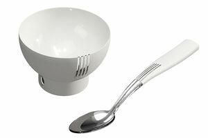 電源と制御コンピュータを内蔵したエレキソルトのお椀とスプーン(開発段階)。それぞれ単独での使用を想定。電源部は取り外し可能で、手入れが簡単。さらなる使用感の向上を目指し改良中