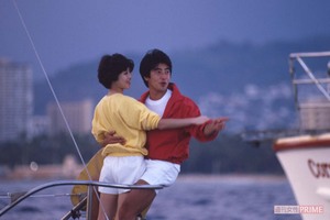 ハワイハネムーンで人目はばからず抱擁する松田聖子と神田正輝（1985年6月）