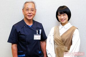 写真左から西川吉伸院長、時東ぁみ