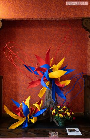 全国各地の花を使用した假屋崎さんの作品と、歴史的な建築物の見事なコラボレーション（撮影／佐藤靖彦）