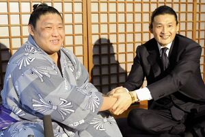 貴乃花部屋、第一号関取となった貴ノ岩。師弟関係は親子同然というけれど……（写真提供／共同通信）