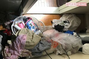 金森さんの家のキッチン。浴室、トイレの前もものであふれかえっていた
