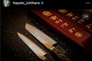 この後「ご縁が切れないよう5円ちょうだい」と言われた市原が5円玉を木村に渡した　※SNS画像は本人公式SNSより