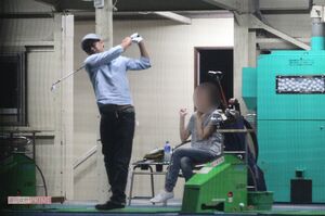 '11年、美女とゴルフデートに興じる矢作兼
