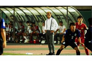 カンボジア代表の戦況を見守る本田圭佑監督（公式ホームページより）