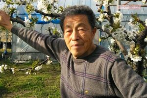 大泉逸郎。さくらんぼ農園にて