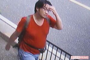 JR宇治駅近辺で防犯カメラに映った青葉容疑者とみられる男（松浩不動産提供）