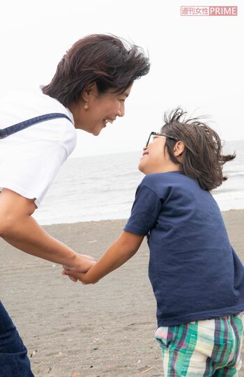 自宅近くの湘南海岸で。佳恵さんと美良生君の楽しそうな会話が続いた　撮影／矢島泰輔