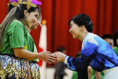 佳子さま、ブラジル訪問で着用した「赤色のイヤリングと青いバレッタ