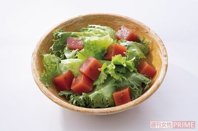 サラダにトッピングするトマトキューブ寒天(撮影/廣瀬靖士)
