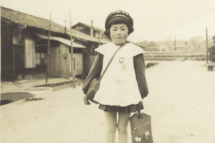 幼少期、頬の強い赤みが原因で「赤デメキン」と呼ばれ深く傷ついた