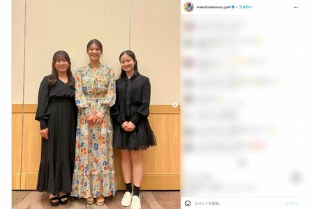 ドレスアップした川崎春花プロ(右)(竹村真琴プロインスタグラムより)