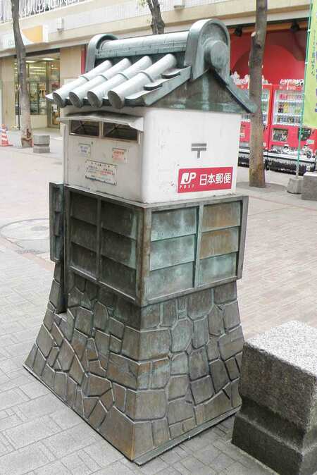 熊本市の下通りには、熊本のシンボル・熊本城の形をしたものが。石垣の部分が、熊本城の代名詞でもある“武者返し”になっているのが城マニアにはたまらない!?　撮影／大嶺こず恵