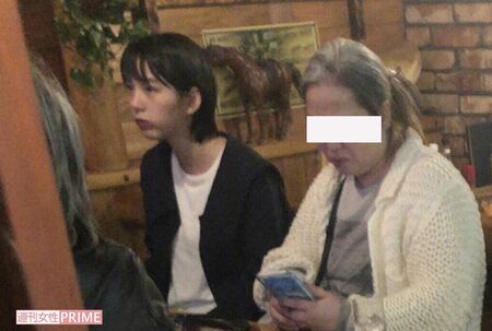 都内の飲食店で食事中ののんと「生ゴミ先生」