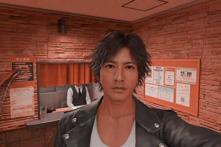 『JUDGEEYES：死神の遺言』ゲーム内キャプチャー／風俗店の前で自撮りするキムタク（筆者撮影）