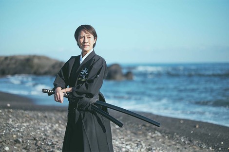見事な刀捌きで「この女性誰!?」の声続々── JT新CMで柳楽優弥と共演の殺陣師・香純恭さんに迫る