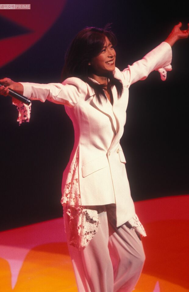 ステージで大きく手を広げる中森明菜