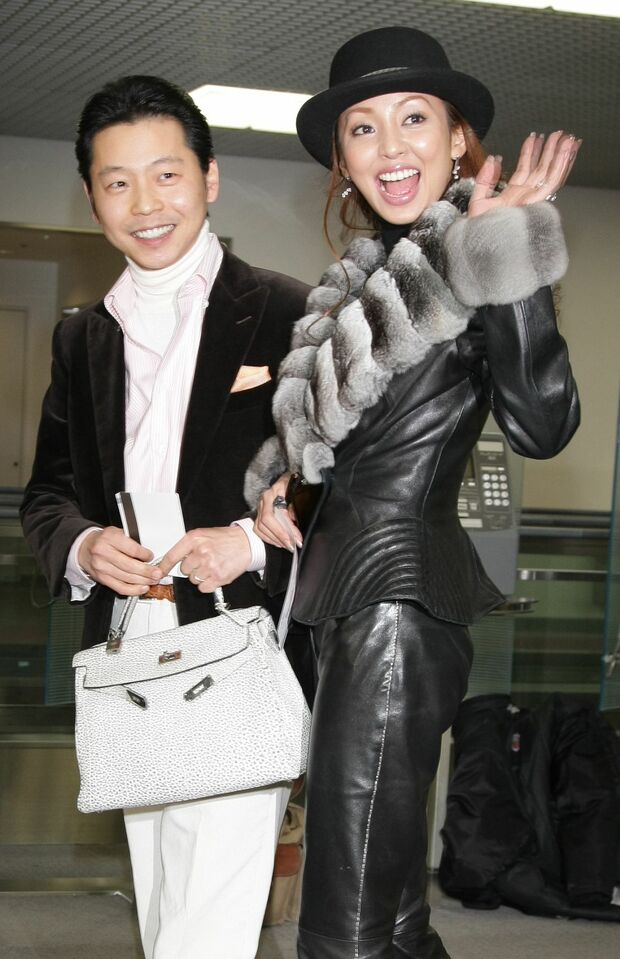 '08年1月。新婚旅行に出発する神田うの・西村拓郎夫妻
