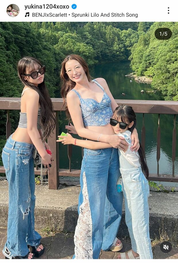露出度の高い服を披露する木下優樹菜と娘(本人のインスタグラムより)