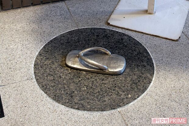 真下には落ちた雪駄のオブジェ　撮影／齋藤周造