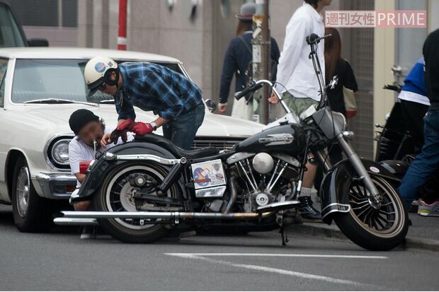 2014年5月、愛車のハーレーに跨がり、知人の店を尋ねる長瀬智也