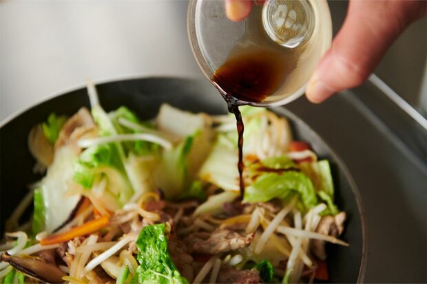 炒めすぎると水分が出てくるので、少し早いかな、と思うくらいで調味料を加える。具材の表面にからめばOK。