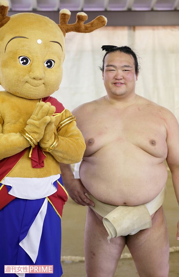 稀勢の里と奈良県の公式マスコット・せんとくんの貴重なツーショット