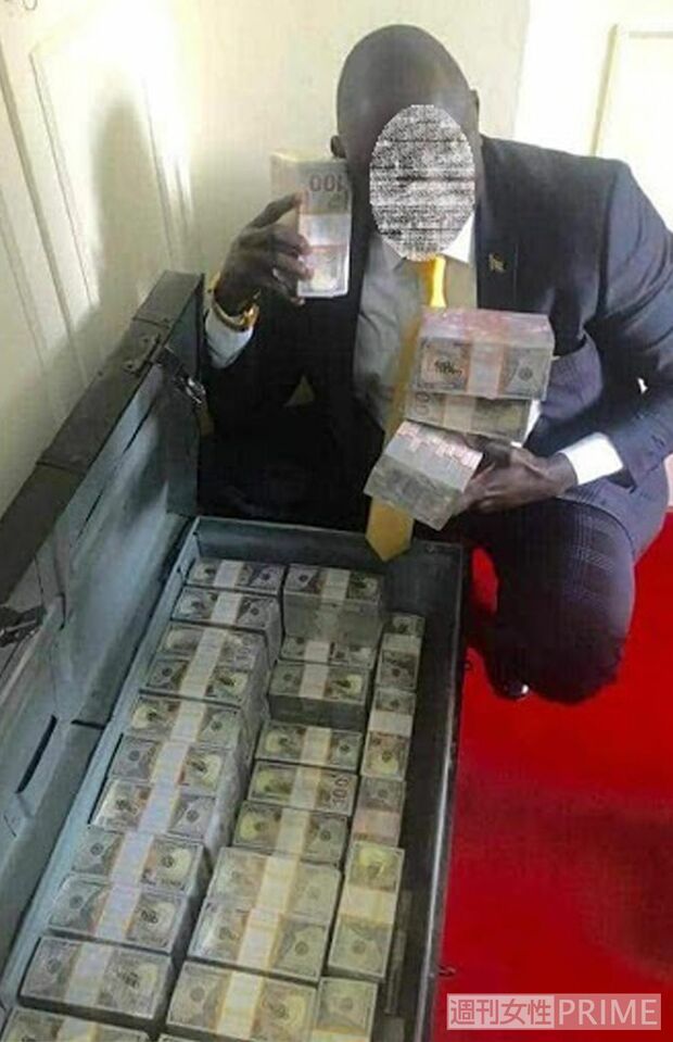 大量のドル札と並ぶ大使館員だという男性（提供・井出智香恵先生）