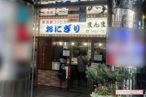 日本の“スニーカー王”本明秀文氏が老舗と協業する形で出店したおにぎり専門店。炎天下でも行列ができていた
