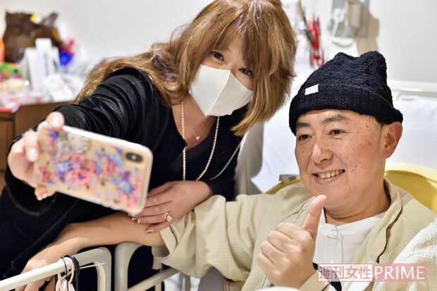 病室でますみさんと写真撮影　撮影／石川正勝