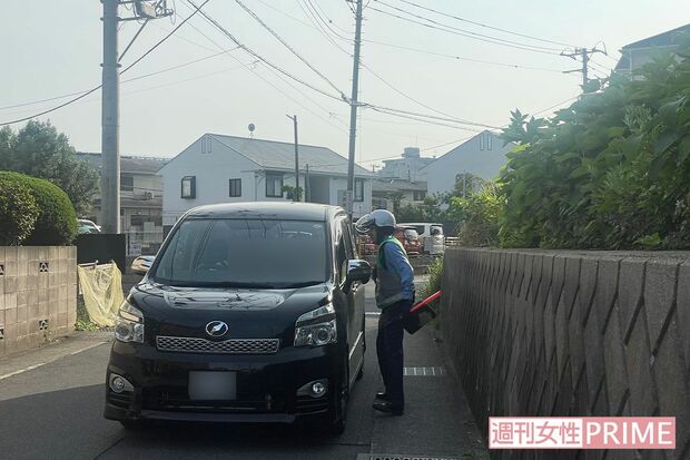 千葉市若葉区の事件があった現場の周辺では警察官が聞き込みをしていた(2025年5月13日撮影)