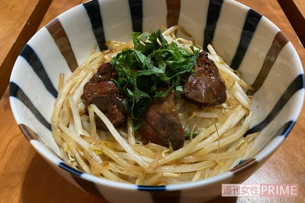 1杯たった100円！「レバー焼き丼は白ご飯の上にもやし炒めと串からはずしたレバーをのせ、大葉やカイワレを散らして仕上げに七味唐辛子や山椒をふります。豪華な一品になりますよ」