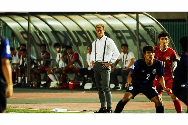 カンボジア代表の戦況を見守る本田圭佑監督（公式ホームページより）
