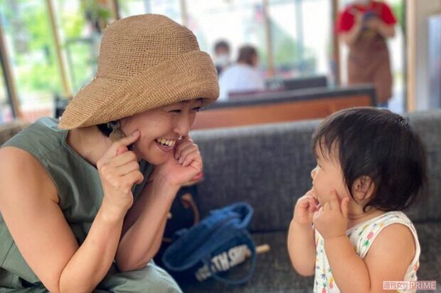 はなちゃんが1歳7か月のときに軽井沢のカフェにて　写真／本人提供