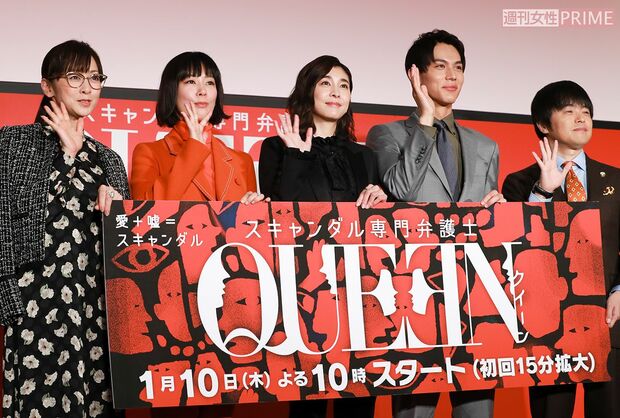 『QUEEN』の制作発表会見にて笑顔で手を振る、左から斉藤由貴、水川あさみ、竹内結子、中川大志、バカリズム
