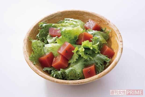 サラダにトッピングするトマトキューブ寒天（撮影／廣瀬靖士）