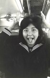 学習院女子中等科2年生のときの安藤和津。電車の中でおちゃめな表情